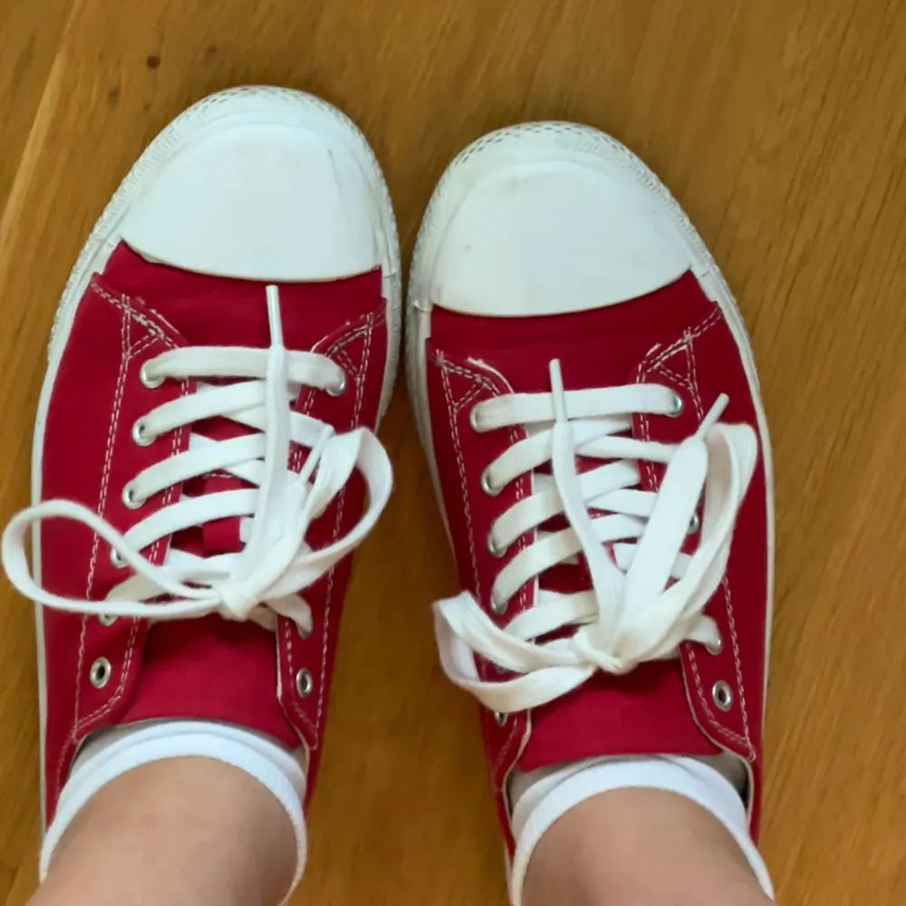 Röda fina converse-liknande tygskor! Köpt på skopunkten från märket ”Lejon” för ca 2 år sedan. Själv har jag 39 i skostorlek, men dessa som är storlek 37 passar fortfarande, så dessa passar 37-39! ❤️ Kommer aldrig till användning, men ändå ok skick.. Skor.