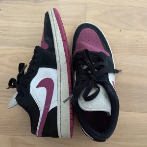 Storlek 38,5💕 - Lite slitna på sidan av skon och lite smutsiga men tvättar de innan köp