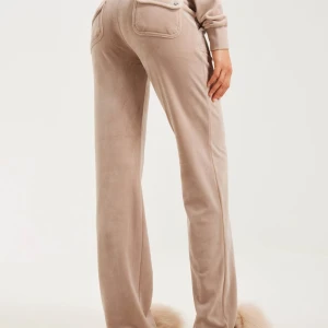 Juicy couture byxor. - Jätte snygga Juicy couture byxor i beige, Storlek S. Har aldrig används eller tvättats🩷