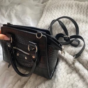 Handväska - Kommer  inte till användning❤️