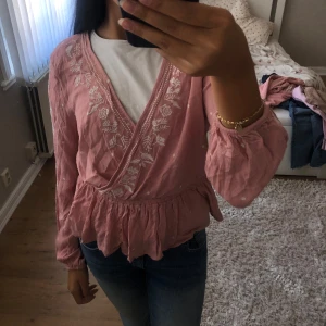 Rosa blus  - Rosa blus från hm i storlek 38. Passar inte mig och sitter löst.