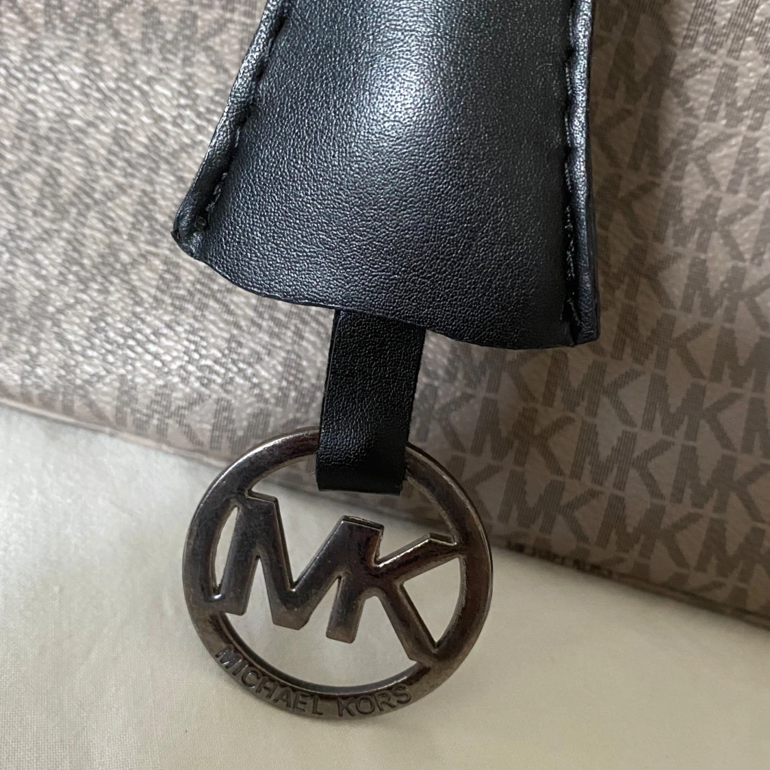Beige och svart handväska från Michael Kors - 90