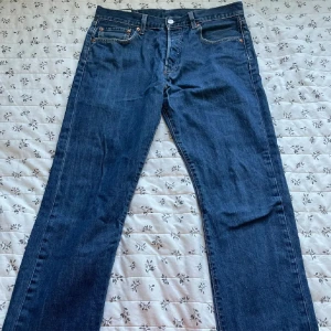 Levis 501 jeans  - Säljer 2 par 501 jeans, ett par mörkblå o ett par svarta. Båda är i bra skick, de svarta är lite blekta från användning, annars är de i bra skicka. Säljer billigt!  Köp båda för 150kr Mörkblåa: 150kr Svarta: 300kr