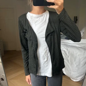 Kofta  - Säljer denna kofta från I Say. Den är svart och grön och i superbra skick! Storlek XS men passar större också!💗