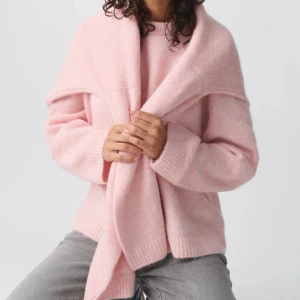 Stickad tröja ginatricot  - Superfin rosa stickad tröja från ginatricot i storlek S. Endast använd 1-2 gånger så i nyskick. Egna bilder kan ordnas!! Säljes pga flytt 💕💕