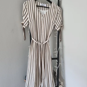 Knälång klänning, The Editor's Market - Stlk S.  Fint skick, ytlig trådreva över vä. sida bröstkorg.