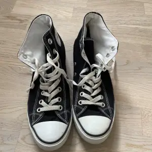 Svarta höga converse i storlek 43. Använd 1 gång och är i prencip ny skick! Hör av er vid frågor! 