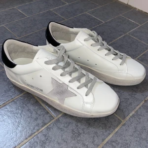 Golden goose - Ett par feta golden goose skor i storlek 41 | 10/10 skick då de aldrig är använda | Priset mest pågrund av att box inte medföljer och har inte äkthets bevis | jag vet inte 100% om det är äkta, men allt verkar som de | Skriv för frågor eller intresse❗️