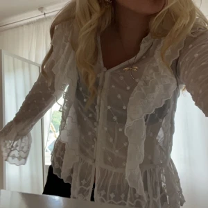 Jätte söt blus - En söt blus som knappt är använd och i toppen skick. Den säljs inte längre