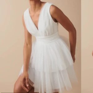 Vit klänning  - Säljer denna populära klänningen från Gina. Aldrig använd, nypris 599