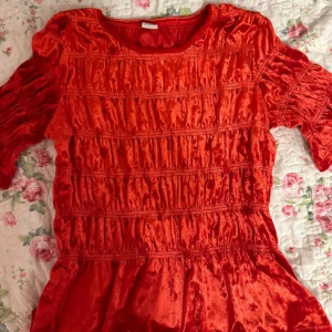 Kortärmad, röd, ribbad tröja - Glansig, kortärmad, röd, ribbat tröja, endast använd en gång. 