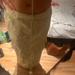 Snygg kjol i cargo material - En cargo kjol i beige färg💌 den går att töja ut och göra mindre så storlek mellan S/M