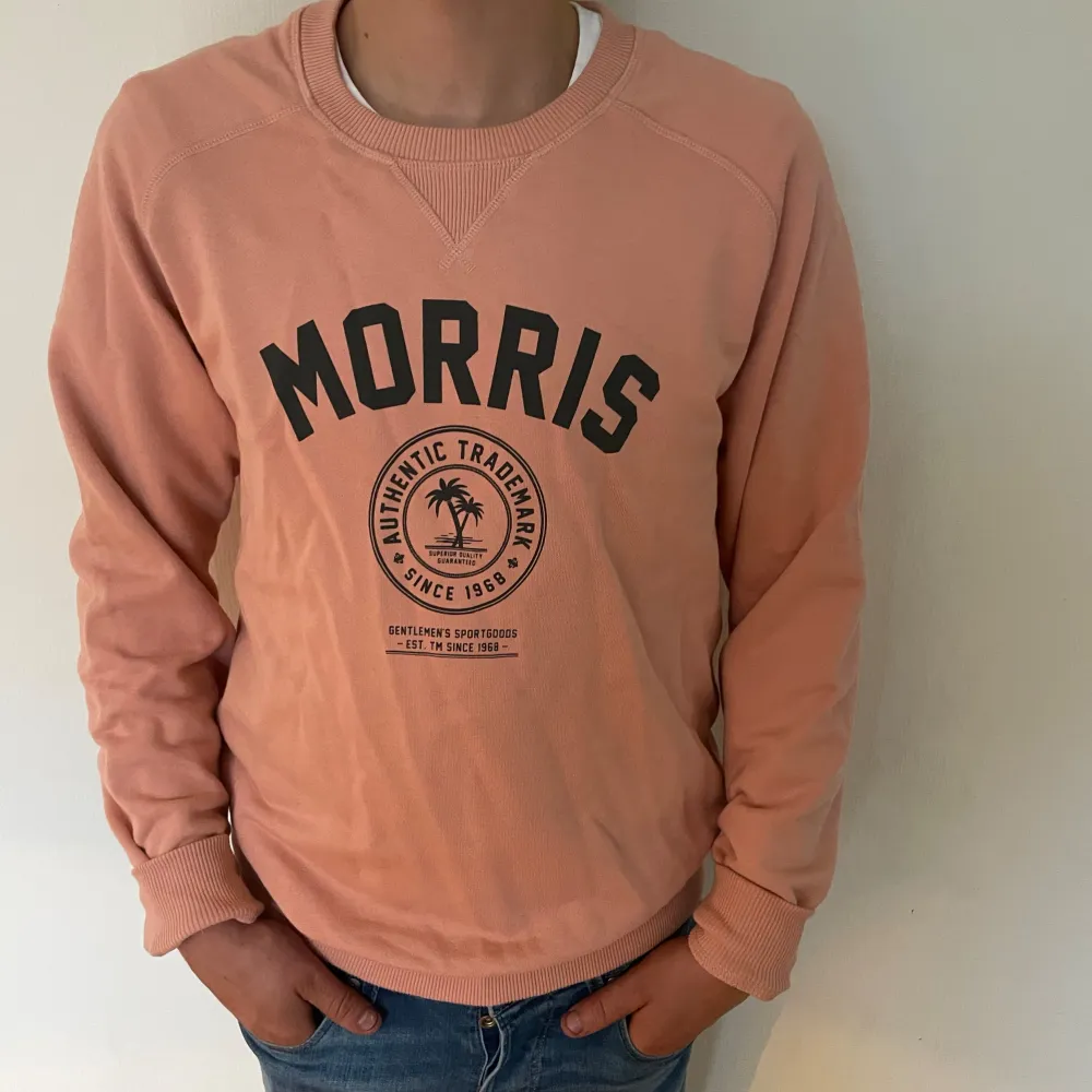 Tjenare, Säljer min sweatshirt från Morris i storlek M. Skick är 8/10 Modellen är 175cm och väger 65kg👍🏼. Tröjor & Koftor.