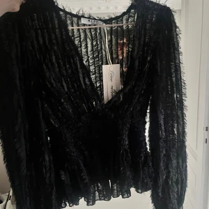 Svart blus  - Helt oanvänd svart blus från NA-KD stolen är 34 men passar 36