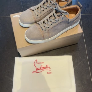 Christian Louboutin - Tjena! Säljer ett par feta Loubs för endast 550kr! Säljer dem för att dem inte längre passar. Priset kan diskuteras vid snabb affär 