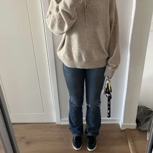 Lowwaist jeans - Säljer dessa sjukt snygga jeans från american Eagle med hål. Passar sjukt bra till hösten o e verkligen sjukt snygga❤️skriv för mer bilder!!! Midjemått:37cm innerbensmått:80cm Pris kan diskuteras såklart💋