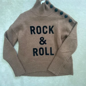 Zadig Voltaire stickad tröja  - Säljer denna Zadig & Voltaire stickade tröjan i superbra skick och inga defekter. Den har hål för tummarna på armarna och knapparna på sidan går att knäppa upp. Skriv vid frågor och pris går att diskutera 💗🥰