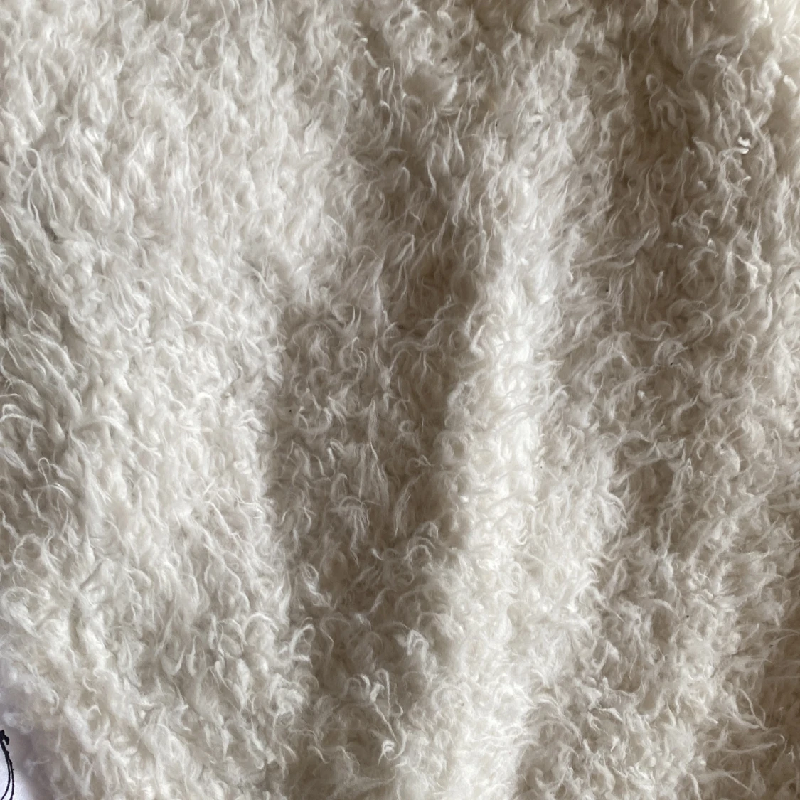 Svart regnkappa med fluffigt tyg inuti  - 93