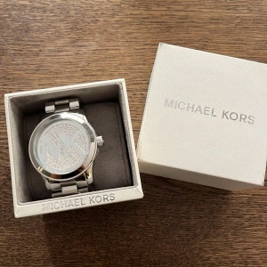 Michael Kors klocka - Michael Kors klocka, batteri byte behövs dock då den bara legat i lådan. Hoppas på att den kommer till användning på någon annan.