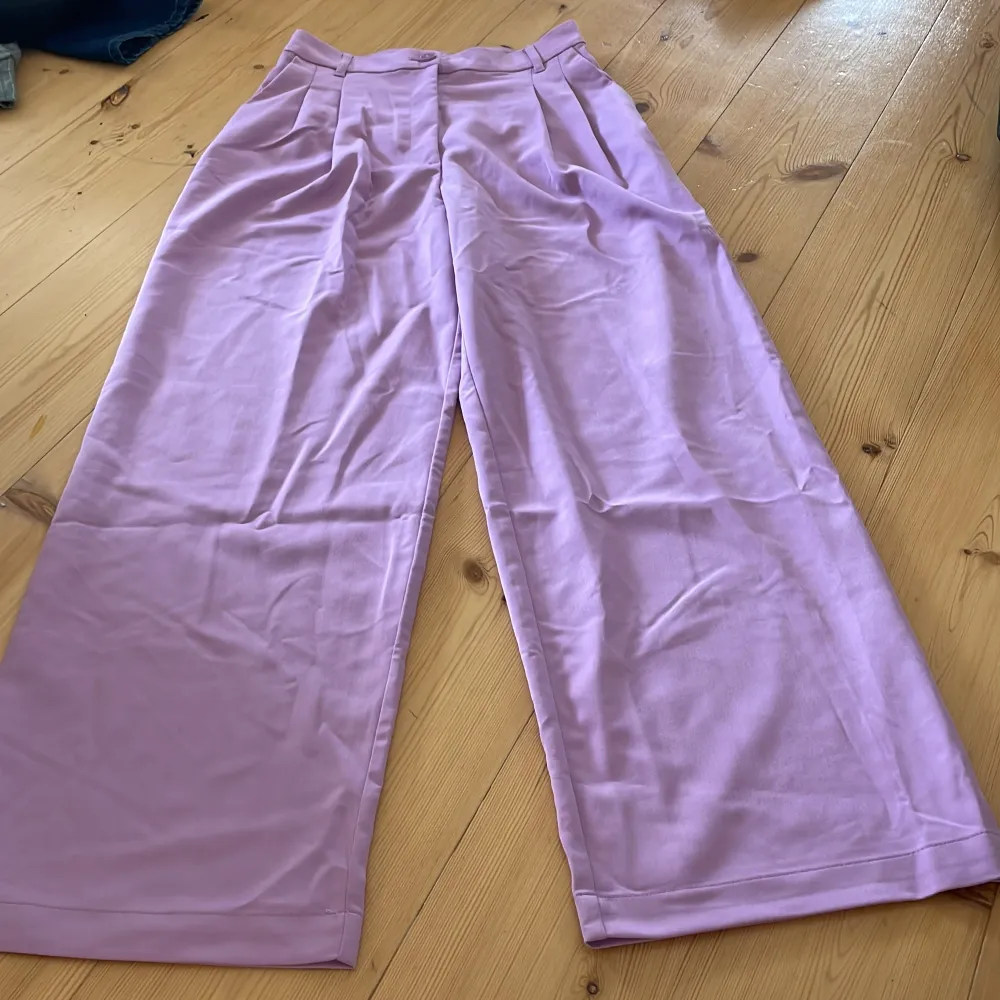 Snygga oanvända med lappar kvar kostymbyxor från monki Säker pga aldrig kommit till användning då de är lite för korta för mig som är 175. Jeans & Byxor.