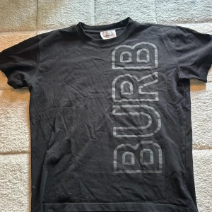 Burberry t-shirt - Säljer nu denna riktigt feta och sällsynta burberry t-shirten. Den har en snygg passform och riktigt fett tryck. Säljer den då den inte kommer till användning längre. Har du frågor tveka inte att höra av dig! pris ej hugget i sten ;)