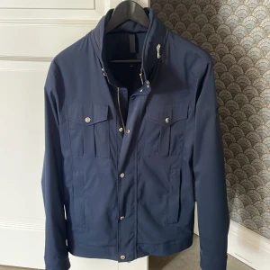 J Lindeberg jacka  - Storlek S men passar oxå M. Jackan är i riktigt fint skick! DM’a för diskussion om pris eller fler bilder! 