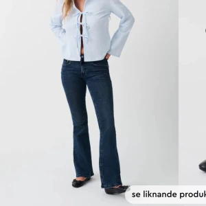Jeans bootcut - Dessa är sprättade längst ner för att få dom längre, nästan aldrig använda, bra skick. Köpte för 499 kr säljer för 250kr💓 Ganska långa, passar mig som är 173 cm. Storlek 38 men är liten i storleken så passar även 36.