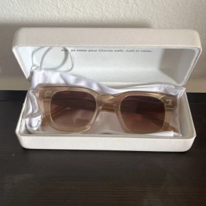 Chimi 04 - Chimi 04 i färgen ecru som är som beige Skick 8/10 inte helt perfekta men inga skador heller  Box och dustbag kommer med! Nypris 1200kr  Mitt pris 500kr