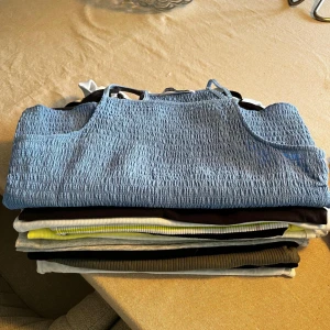 Linnen - 11 st linnen i olika färger .  Storlek 158-164