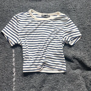 söt zara topp - Randig jätte skön croppad T shirt. Jätte skönt material och super fin passform. Helt nyskick 