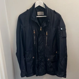 Rose and born jacka  - Jacka perfekt till hösten Väldigt fin skick och kvalitete. Väldigt exklusivt jacka ny pris 8,000kr tveka inte att höra av er vid flera frågor 