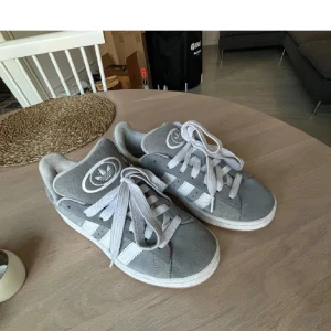 Adidas campus - Säljer mina fina campus, nästa helt oanvända inga defekter! Säljer pga att dom är lite för stora. Skriv för fler bilder.  !inte mina bilder!