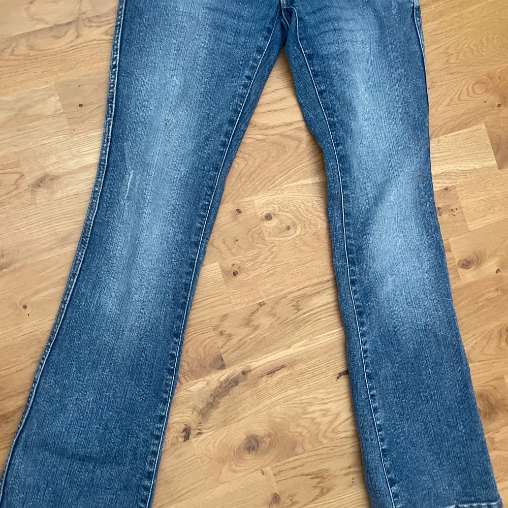 här är ett par bootcut jeans som är i storlek 152. jeansen är köpta på hm och anledningen till att jag säljer dessa är att dom är för korta på mig. 😊😊. Jeans & Byxor.