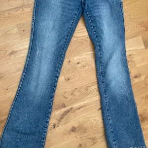 Bootcut jeans  - här är ett par bootcut jeans som är i storlek 152. jeansen är köpta på hm och anledningen till att jag säljer dessa är att dom är för korta på mig. 😊😊