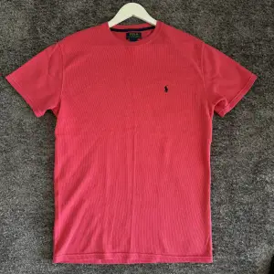 Säljer en snygg röd t-shirt från Polo Ralph Lauren. Den är gjord i 100% bomull och har en klassisk passform. T-shirten har en liten broderad logga på bröstet och är perfekt för både vardag och fest. Skicka ett meddelande om du är intresserad!