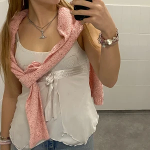 Fin vit tröja/topp - Stockholm style white top. Good for summer and parties. It’s originally a children’s shirt, but fits women’s S or XS. It’s in a really good quality. 