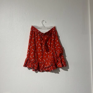 Blommig kjol - Röd blommig kjol med volang 