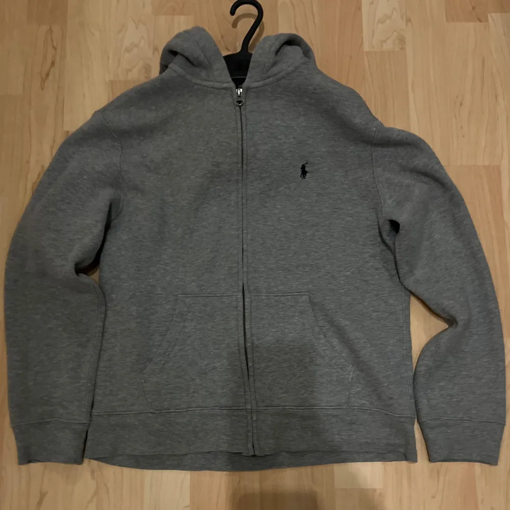 Hej, Jag säljer min snygga Rhalp lauren zip hoodie. Pga att jag har börjat tröttna på den. Den är 10/10 skick och inga märken på användning. Mitt pris - 450kr Nypris -1200kr Va inte rädd för att kontakta för frågor eller pruta. . Hoodies.