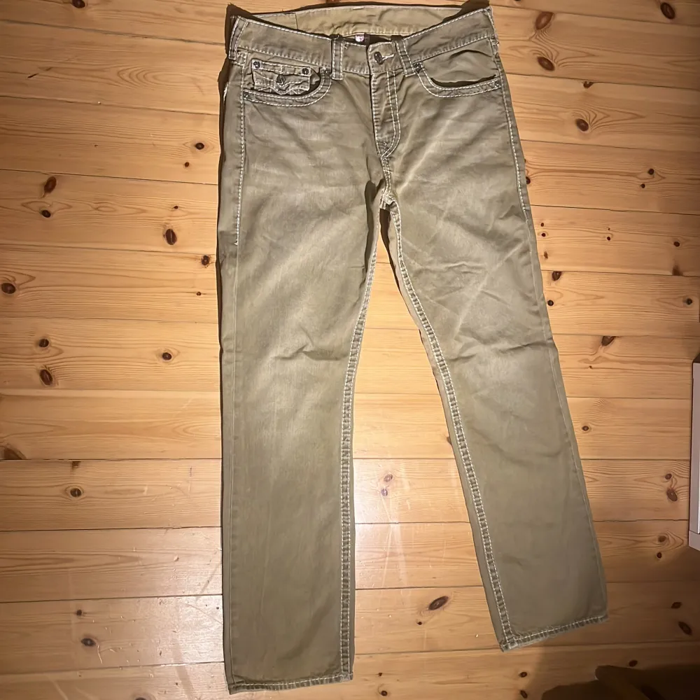 Tja! Säljer nu dessa true religion jeans i en asfet rare colorway🌟De är köpta från vintage and friends i Sthlm och är knappt använda🌕De är jättesköna men passar tyvärr inte mig så därför säljer jag🙌 Hör av dig vid frågor!. Jeans & Byxor.