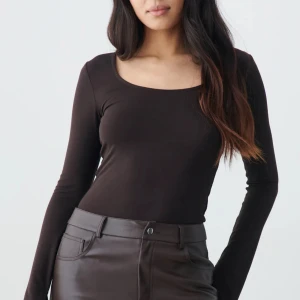 Långärmad tröja med flare ärmar - Prislappen kvar, soft touch från GinaTricot