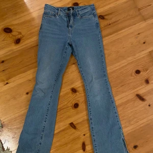Snygga bootcut jeans  - Vero mods bootcut jeans med slits längst ner, fina passform   Nypris 399kr