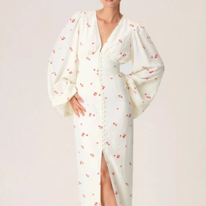 Adoore klänning - Säljer denna suuuperfina klänningen från Adoore💞 Använd 2ggr, köpt för 1 695kr. För referens är jag ca 160cm & bär vanligtvis 34/xs i alla kläder +modellen från deras hemsida (bild 1&2) är 176cm & bär också strlk 34. Liiite smutsig vid sömmen längst ner (pga når hela vägen ner till marken), annars inga fläckar eller andra defekter!