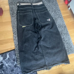 Jnco twin cannon vintage - Twin cannons köpt på jnco.com passar inte längre så därför säljer jag. Öppen för byten. Klippta vid benen👍. OBS! BÄLTET FÖLJER INTE MED