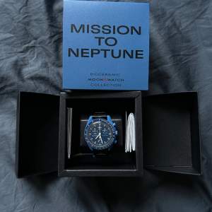 Säljer av min sprillans nya och helt orörda Omega Swatch Mission To Neptune som jag köpte i Januari 2024 då den bara står i garderoben. Har box och allt till.