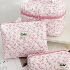 LILY - Du kan hitta mina necessärer på misstoiletrybag.com 🌷