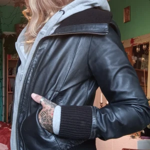 Skinnjacka Rockandblue i storlek 36. (Passar mig som är medium.  - Bra skick, minimalt med slitage. Den är mer 36-38, eller medium, skulle jag säga. Passar bra på mig som vanligtvis har medium.