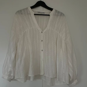 Blus ZARA - Jätte fin skjorta / blus från zara!  Använd 2 gånger, riktigt bra skick!  storleken är M, jag är oftast en S så den sitter lite oversize i armar vilket är så snyggt! Ballongärmar