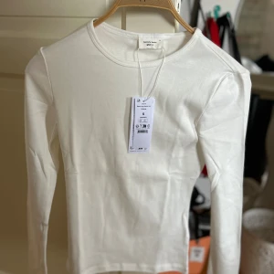 Vit långärmad tröja  - En vit långärmad tröja från Gina Tricot. Perfekt basplagg för alla tillfällen! Tröjan är i nyskick . Den är gjord i mjukt bomullsmaterial. Passar perfekt till både vardag och fest!