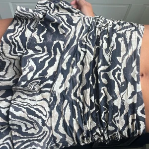 Zebra kjol  - En gullig zebra kjol med volanger och en dragkedja baktill. Kjolens övre del kan man göra större (högmidjad) och lägre (lågmidjad) så fin med en stickad tröja 🦓