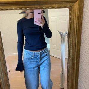 Topp med vida ärmar  - Säljer min super fina topp/blus från Carin Wester i storlek s! Toppen skick! 